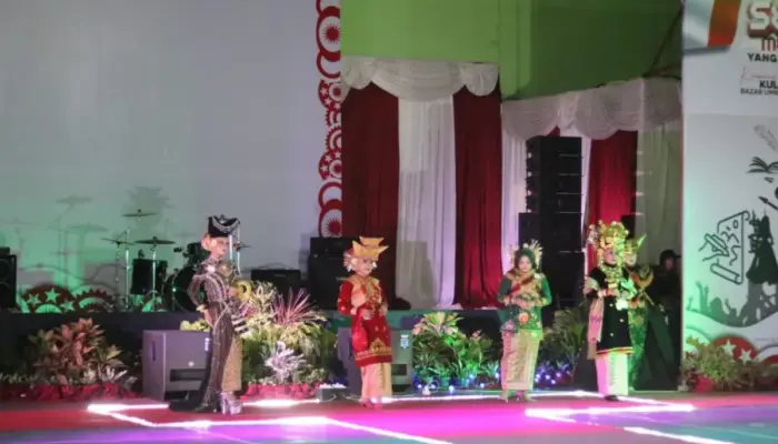 Lomba Kostum Adat Minang Meriahkan Festival Serambi Merah Putih di Padang Panjang