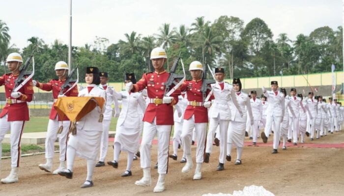 Langkah Tegap Siswa Solok Selatan Kibarkan Bendera Merah Putih Bikin Bupati Khairunas Terharu!