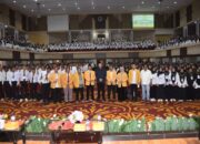 Tampil di PKKMB UNP, Walikota Padang Fadly Amran Bakar Semangat Ribuan Mahasiswa Baru