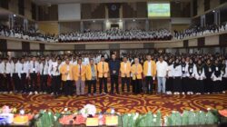 Tampil di PKKMB UNP, Walikota Padang Fadly Amran Bakar Semangat Ribuan Mahasiswa Baru