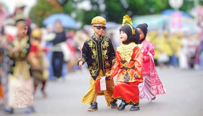 FOTO: Keren Abis! Pawai Alegoris HUT RI Dharmasraya Kental Nuansa “NKRI”