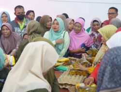 Warga Dharmasraya Serbu Sembako Murah di Seluruh Kantor Camat