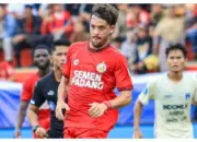 Gol Spektakuler Ala “Messi” Chaby Bawa Semen Padang FC Menang 2-0 Atas Dewa United