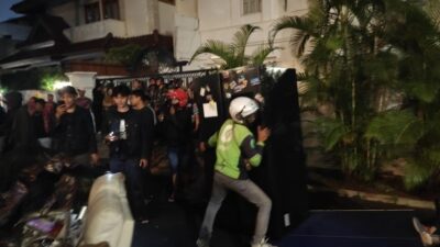 Tak Berkutik! Legislator Eko Patrio dan Uya Kuya Terpana saat Rumahnya Digeruduk Massa