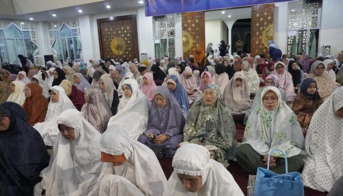 Peringati Maulid Nabi, Warga Padang Panjang Berzikir dan Doa Bersama di Islamic Centre