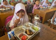 Makan Bergizi Gratis Mulai Menyasar Sekolah Pinggiran Kota Padang