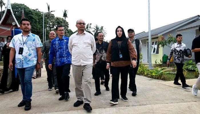 Dirjen Perumdes dapat “PR” Air Bersih dan Sinyal Telekomunikasi dari Warga Huntap Terpadu Tanah Datar