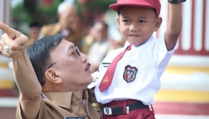 Bocah Peraih Medali Emas OSN Asal Painan Dapat Hadiah dari Bupati Hendrajoni 