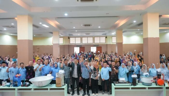 Pemkab Solok Serahkan Bantuan Beragam Alat Produksi untuk Pelaku UMKM