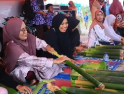 Tradisi “Malamang” Menanamkan Nilai Kebersamaan Bagi Emak-emak di Padang Pariaman