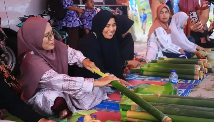 Tradisi “Malamang” Menanamkan Nilai Kebersamaan Bagi Emak-emak di Padang Pariaman