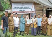 TP PKK Solok Selatan Salurkan Bantuan Bedah Rumah di Sungai Padi Selatan
