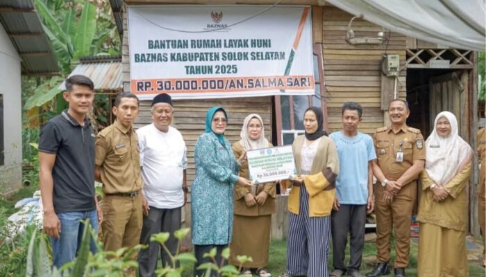 TP PKK Solok Selatan Salurkan Bantuan Bedah Rumah di Sungai Padi Selatan
