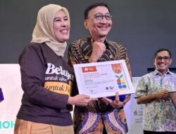 Bupati Hendrajoni Terima Mohammad Syafei Award 2025 atas Dedikasi Peduli Pendidikan
