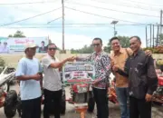Pemkab Dharmasraya Serahkan 10 Unit Traktor Alsintan kepada Kelompok Tani