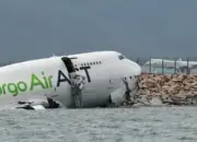 Kepeleset saat Mendarat, Pesawat Tabrak Petugas Bandara Sebelum Jatuh ke Laut