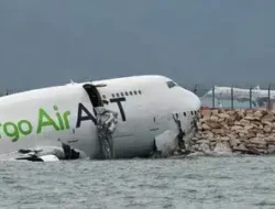 Kepeleset saat Mendarat, Pesawat Tabrak Petugas Bandara Sebelum Jatuh ke Laut