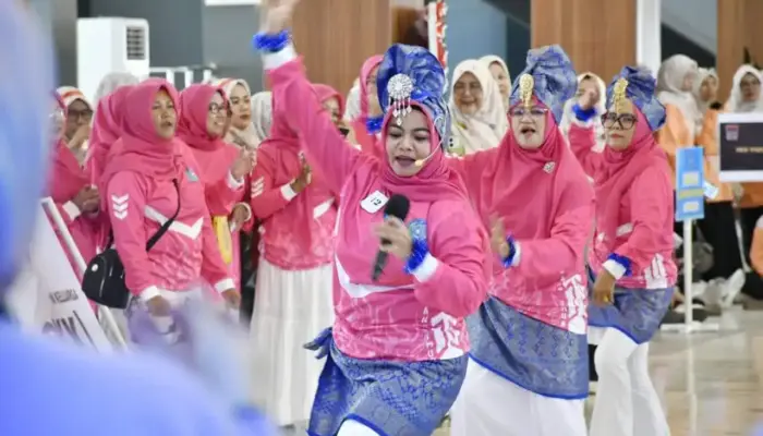 Keceriaan Ibu-ibu PKK Kecamatan saat Gebyar PKK 2025 di Gedung Youth Center Padang