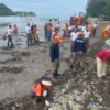 Aparat Gabungan dari Berbagai Instansi Gotong Royong Bersihkan Pantai Air Manis