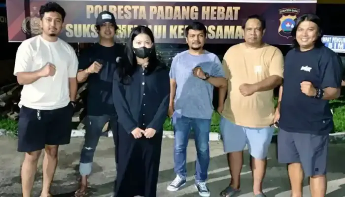 Seorang Wanita Cantik Diciduk Tim Klewang Polresta Padang Usai Menggasak Swalayan X Mart