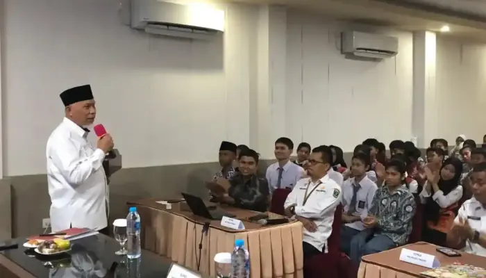 Pesan Gubernur Bakar Semangat Anak Pulau Terpencil Mentawai yang Bersekolah di SMA Favorit Padang