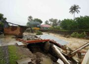 Jembatan Putus, Rumah Hanyut! Ratusan Warga Nagari Tambangan Tanah Datar Terisolir