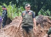 Gubernur Mahyeldi Ikut Berjibaku Bersihkan Lumpur Galodo di Patamuan Malalak