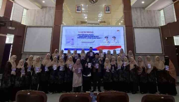 Momen Spesial Hari Guru di Bukittinggi, Guru-Guru Bahasa Indonesia SMP Ciptakan Buku Puisi “Simfoni di Bawah Menara Jam Gadang”