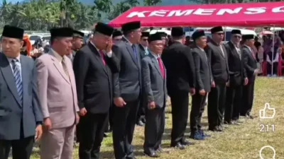 Di Bawah Terik Matahari,  Bupati Limapuluh Kota Lantik Pejabat di Lapangan Pemukiman Warga