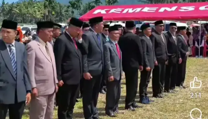 Di Bawah Terik Matahari,  Bupati Limapuluh Kota Lantik Pejabat di Lapangan Pemukiman Warga