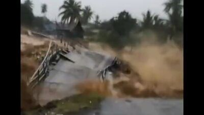 VIDEO: Detik-detik Jembatan Peninggalan Belanda di Gunung Nago Padang Roboh Dihantam Air Bah Batang Kuranji