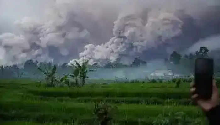 Gunung Simeru Meletus, Kabupaten Lumajang dalam Status Darurat