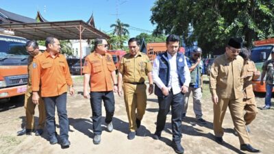 Wagub Jawa Timur Emil Dardak Antarkan Bantuan Senilai Rp2,5 Miliar untuk Sumbar