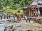 Tanpa Alat Berat, PLN Bersama TNI/Polri Satukan Kekuatan Tangan Bangun Jaringan Listrik di Lokasi Bencana Banjir Sumbar