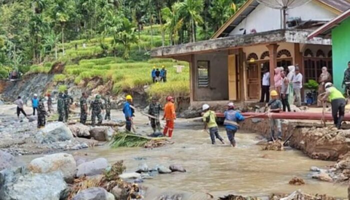 Tanpa Alat Berat, PLN Bersama TNI/Polri Satukan Kekuatan Tangan Bangun Jaringan Listrik di Lokasi Bencana Banjir Sumbar