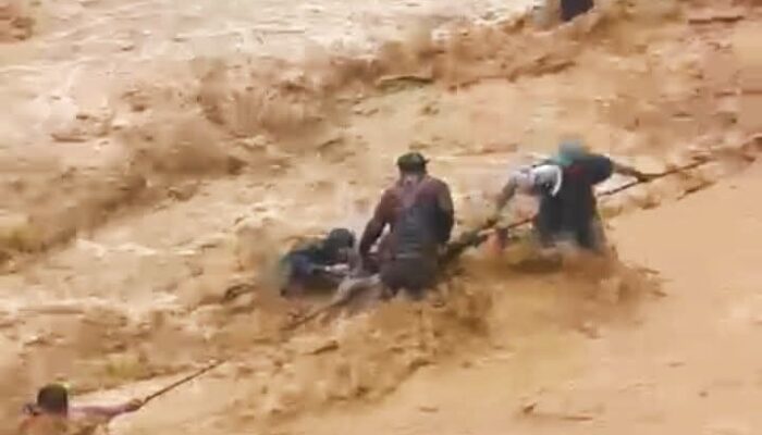 Dramatis! Sempat Hanyut, Petugas Berjibaku Evakuasi Warga Batu Busuk saat Galodo Susulan