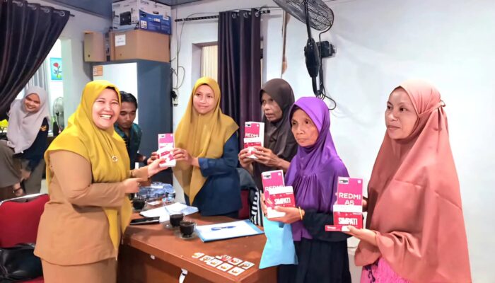 Korban Galodo Agam Terima HP Smartphone dari Telkomsel