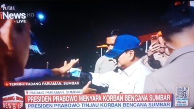 Kunjungi Korban Banjir Sumbar, Prabowo: Pemerintah Segera Bangun Kembali Rumah, Sekolah dan Jembatan yang Rusak