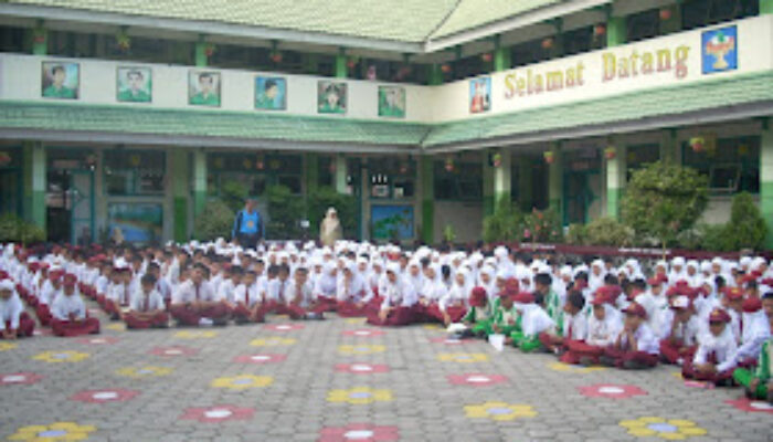 Siswa di Padang Awali Masuk Sekolah dengan Kegiatan Pagi Ceria