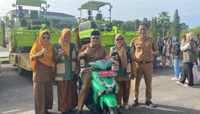 Pemkab Pasbar Serahkan Alsintan dan Kendaraan Operasional Penyuluh Berprestasi