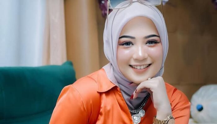 Musik Minang Heboh! Artis Cantik Fauzana Disomasi Pencipta Lagunya