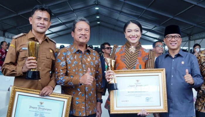 Dharmasraya Menyala! Bupati dan Walinagari Sungai Duo Raih Predikat Terbaik Nasional