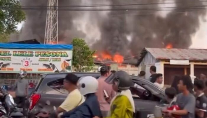 BREAKINGNEWS: Kebakaran Hebat Landa Gudang Furniture Bigland di Padang