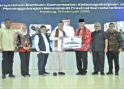 Kemenaker Serahkan Beragam Bantuan Senilai Rp30,3 M untuk Pemulihan Ekonomi Sumbar Pasca-Bencana