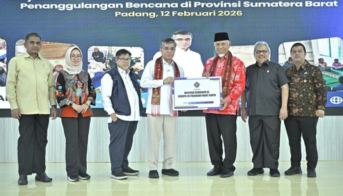 Kemenaker Serahkan Beragam Bantuan Senilai Rp30,3 M untuk Pemulihan Ekonomi Sumbar Pasca-Bencana