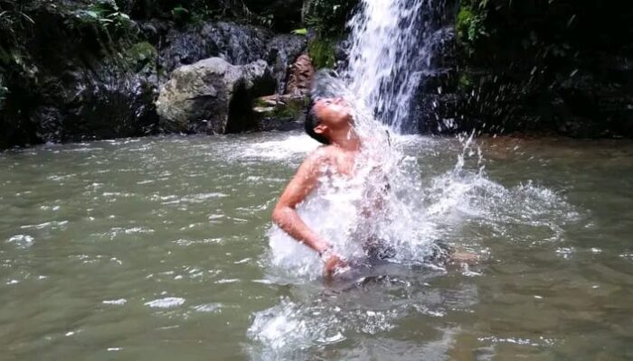 CERPEN: Misi Rahasia “Pasukan Kancil” di Air Terjun Maloro