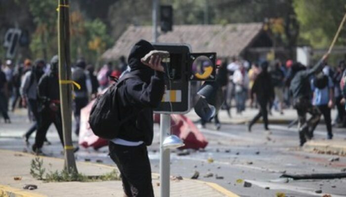 Warga dan Polisi Tertembak! Bentrok Antar Desa Pecah di Maluku Tengah, 6 Rumah Dibakar