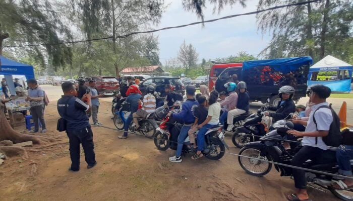Pengunjung Pantai Air Manis “Batu Malin Kundang” Membludak, Perumda PSM Perketat Akses Masuk