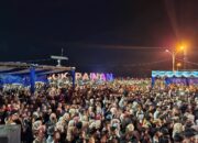Ribuan Wisatawan Menyemut Hadiri Puncak Perayaan Idul Fitri di Pantai Carocok Pesisir Selatan