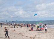 Wisatawan Lebaran Membludak Kunjungi Pantai Seribu Pohon di Pasaman Barat